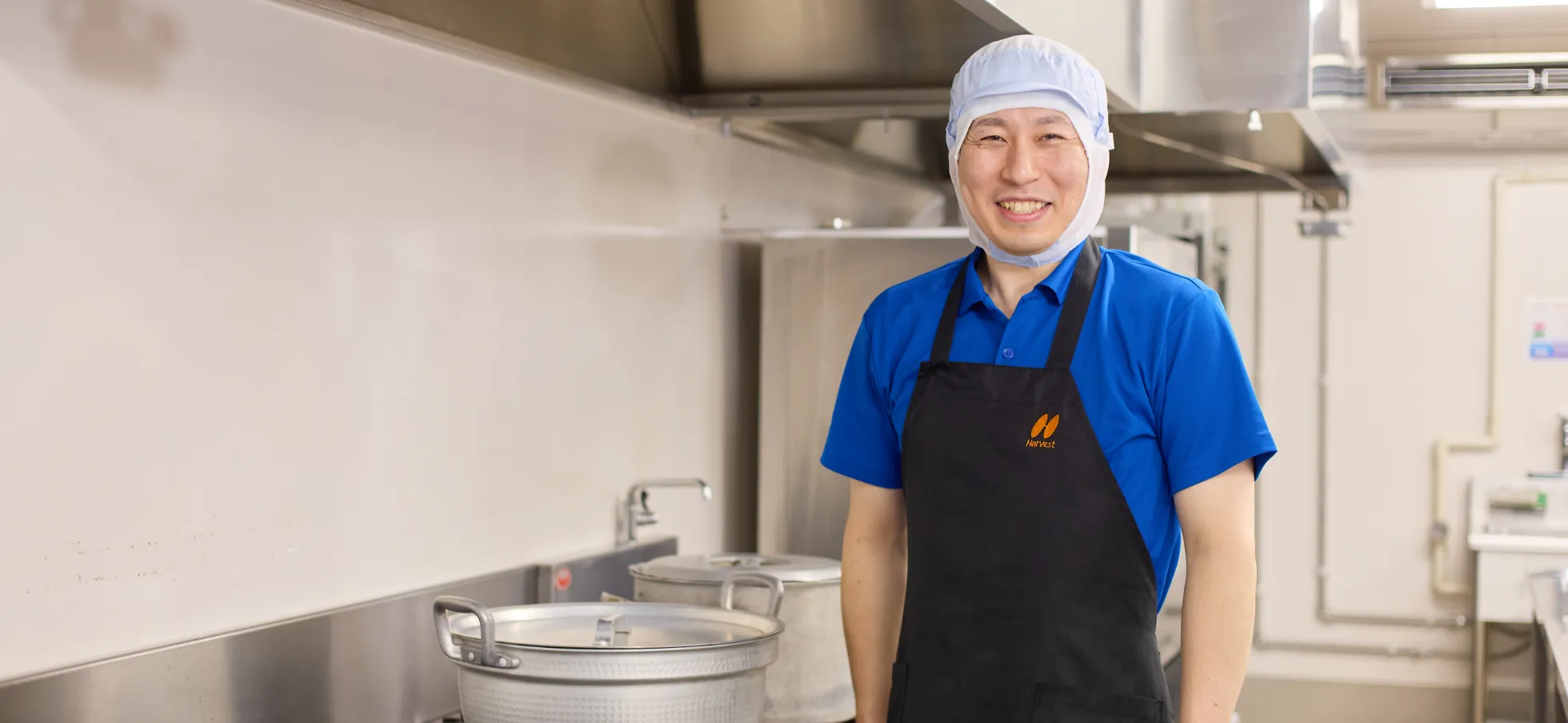 調理場で笑顔のM.K.さん