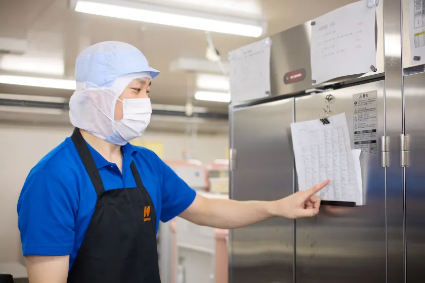 勤務表を確認する様子