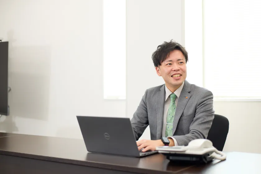 PC作業をしながら受け答えをする様子