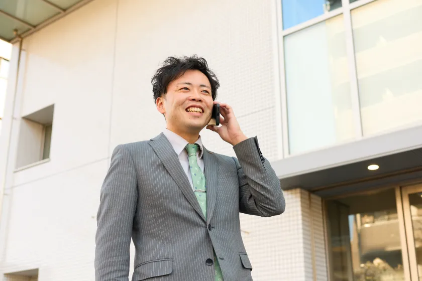 外回り中に電話をする様子