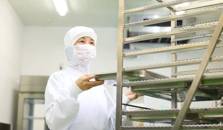 A.K.さんが調理トレイを並べる様子