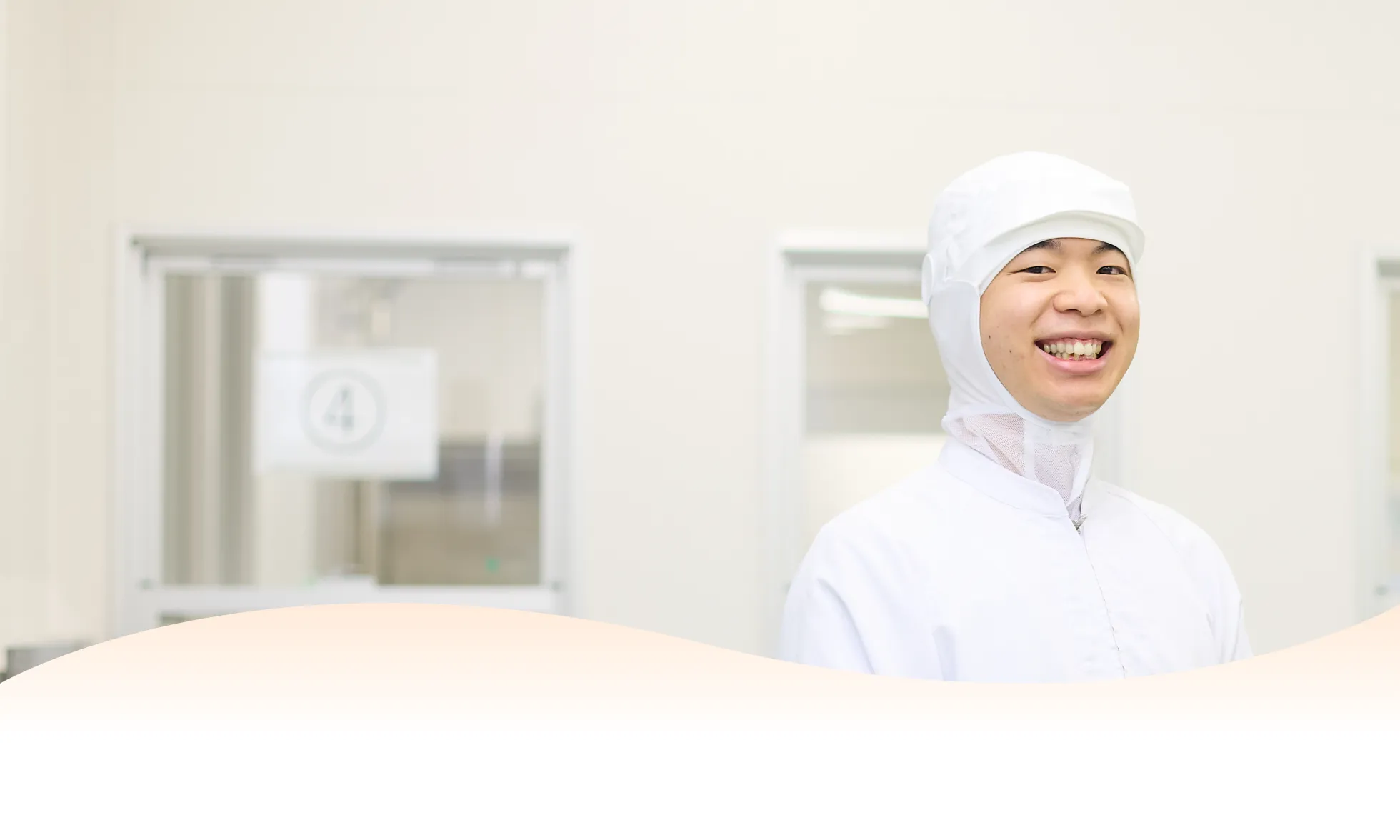 調理場で笑顔のR.Y.さん