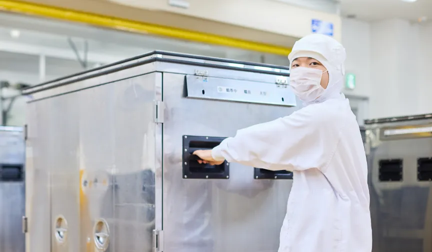 R.Y.さんが料理の入ったワゴンを引く様子