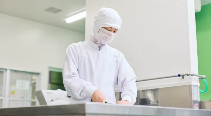 R.Y.さんが食材をカットしている様子