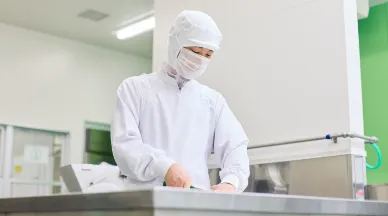 R.Y.さんが食材をカットしている様子