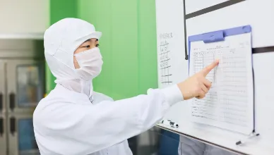 勤務表をチェックするR.Y.さん